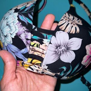 Cute floral bikini top missing clasp size L